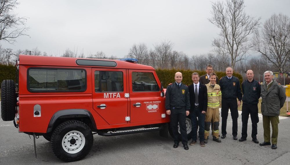 Der Fuhrpark der FF Hungerburg hat Zuwachs bekommen - und zwar einen Land Rover Defender 110 Station Wagon mit 122 PS und Allradantrieb. Das Fahrzeug als Mannschaftstransportfahrzeug genutzt und ist, durch die hervorragende Geländegängigkeit, ideal für das Einsatzgebiet auf der Hungerburg. Neben Personen kann natürlich auch Material ins schwierige Gelände transportiert werden. Einen großen Teil der Kosten des Fahrzeugs trägt die FF Hungerburg selbst. Vizebürgermeister Christoph Kaufmann zeigte sich bei der Übergabe auf dem Gelände der Berufsfeuerwehr Innsbruck vom Fahrzeug begeistert.