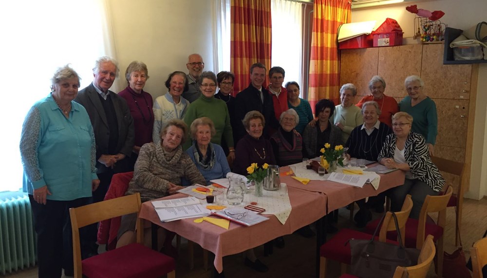 Gemeinsam mit Referentin Uschi Klee (Frauen, Familien und SeniorInnen) besuchte Vizebürgermeister Christoph Kaufmann Anfang März die SeniorInnenstube der Pfarre Alt-Pradl und dankte dem ehrenamtlichen Team für die wertvolle Arbeit im Sinne der älteren MitbürgerInnen. Unter den BesucherInnen der Seniorenstube war auch Lydia Pfeiffer, die vor wenigen Tagen ihren 100. Geburtstag feiern konnte.
Im Innsbrucker Stadtgebiet gibt es 47 SeniorInnenstuben, die alle ehrenamtlich betreut werden. In einem oft einsam gewordenen Alltag bringen die Besuche Abwechslung, die SeniorInnen können sich austauschen und sich gegenseitig Hilfestellungen bei Problemen geben.