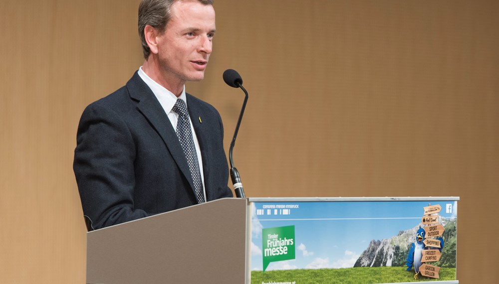 Bei der Eröffnung der Innsbrucker Ferienmesse machte sich Vizebürgermeister Christoph Kaufmann nach einleitenden Grußworten selbst ein Bild vom Angebot in den Messehallen.