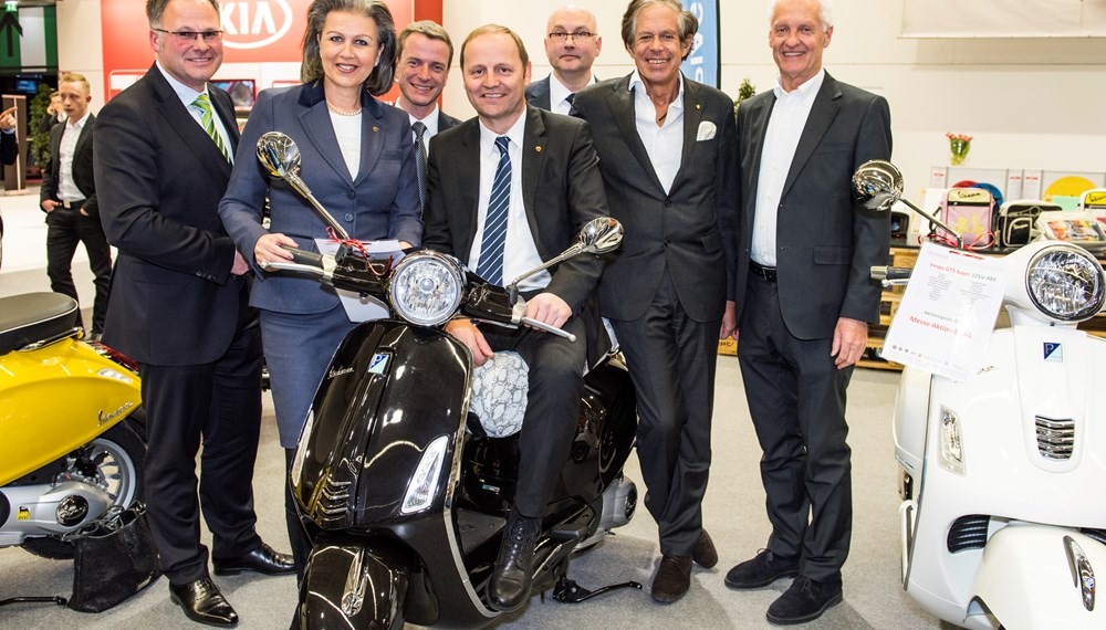 Bei der Eröffnung der Innsbrucker Ferienmesse machte sich Vizebürgermeister Christoph Kaufmann nach einleitenden Grußworten selbst ein Bild vom Angebot in den Messehallen.