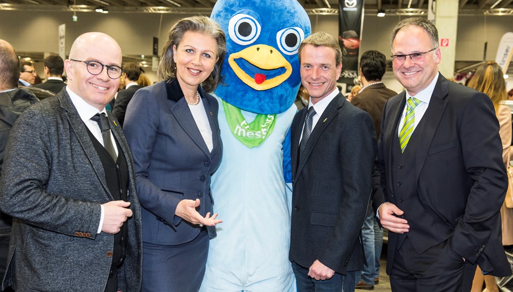 Bei der Eröffnung der Innsbrucker Ferienmesse machte sich Vizebürgermeister Christoph Kaufmann nach einleitenden Grußworten selbst ein Bild vom Angebot in den Messehallen.