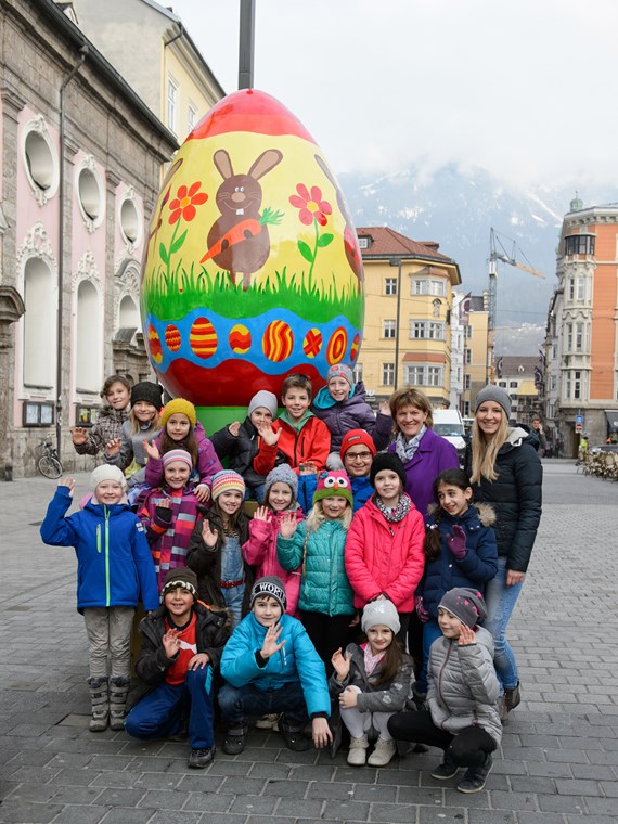 Die Klasse 3a der Volksschule Mariahilf präsentierte mit ihrer Klassenlehrerin Veronika Jud stolz  Bürgermeisterin Christine Oppitz-Plörer ein von ihnen gestaltetes, bemaltes Riesenosterei.