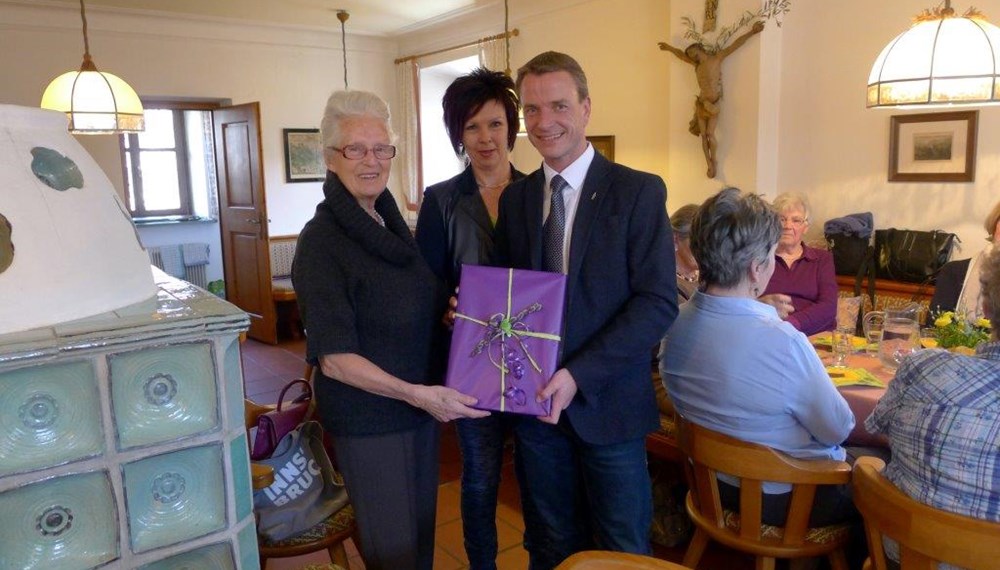 Vizebürgermeister und SeniorInnenreferent Christoph Kaufmann besuchte gemeinsamt mit Referatsleiterin Uschi Klee (Frauen, Familien und SeniorInnen) die SeniorInnenstube Amras. Er bedankte sich im Namen der Stadt Innsbruck beim ehrenamtlichen Team, unter Leitung von Edith Zebisch, für ihre wertvolle Arbeit im Sinne unserer älteren MitbürgerInnen. Im gesamten Stadtgebiet gibt es 47 SeniorInnenstuben, die alle ehrenamtlich betreut werden. In einem oft einsam gewordenen Alltag bringen die Besuche Abwechslung und man trifft sich mit Menschen, die sich in der gleichen oder ähnlichen Lebenssituation befinden. Man gibt aufeinander acht und leistet sich Hilfestellung bei Problemen. Oft sind es die Gespräche und Unterhaltungen, die den Menschen fehlen und in den SeniorInnenstuben erlebt werden können.