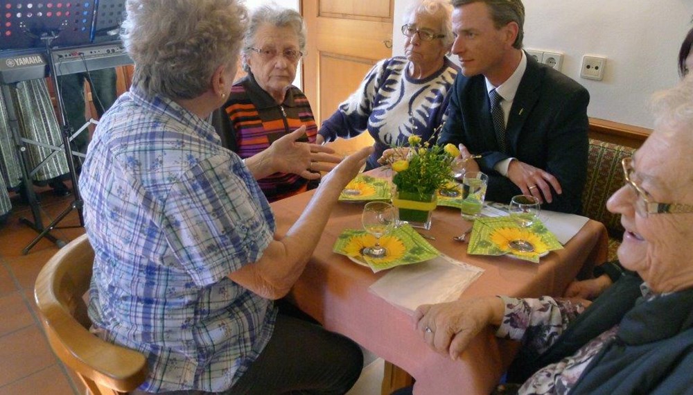 Vizebürgermeister und SeniorInnenreferent Christoph Kaufmann besuchte gemeinsamt mit Referatsleiterin Uschi Klee (Frauen, Familien und SeniorInnen) die SeniorInnenstube Amras. Er bedankte sich im Namen der Stadt Innsbruck beim ehrenamtlichen Team, unter Leitung von Edith Zebisch, für ihre wertvolle Arbeit im Sinne unserer älteren MitbürgerInnen. Im gesamten Stadtgebiet gibt es 47 SeniorInnenstuben, die alle ehrenamtlich betreut werden. In einem oft einsam gewordenen Alltag bringen die Besuche Abwechslung und man trifft sich mit Menschen, die sich in der gleichen oder ähnlichen Lebenssituation befinden. Man gibt aufeinander acht und leistet sich Hilfestellung bei Problemen. Oft sind es die Gespräche und Unterhaltungen, die den Menschen fehlen und in den SeniorInnenstuben erlebt werden können.