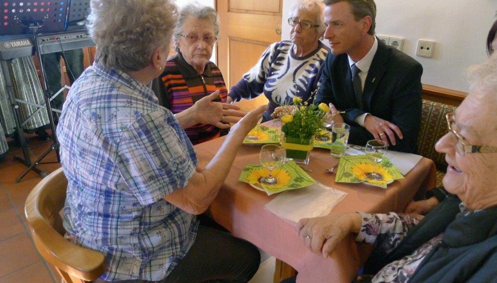 Vizebürgermeister und SeniorInnenreferent Christoph Kaufmann besuchte gemeinsamt mit Referatsleiterin Uschi Klee (Frauen, Familien und SeniorInnen) die SeniorInnenstube Amras.  Er bedankte sich im Namen der Stadt Innsbruck beim ehrenamtlichen Team, unter Leitung von Edith Zebisch, für ihre wertvolle Arbeit im Sinne unserer älteren MitbürgerInnen. Im gesamten Stadtgebiet gibt es 47 SeniorInnenstuben, die alle ehrenamtlich betreut werden. In einem oft einsam gewordenen Alltag bringen die Besuche Abwechslung und man trifft sich mit Menschen, die sich in der gleichen oder ähnlichen Lebenssituation befinden. Man gibt aufeinander acht und leistet sich Hilfestellung bei Problemen. Oft sind es die Gespräche und Unterhaltungen, die den Menschen fehlen und in den SeniorInnenstuben erlebt werden können.