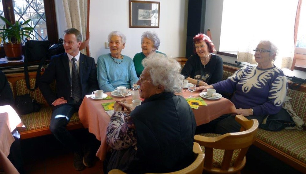 Vizebürgermeister und SeniorInnenreferent Christoph Kaufmann besuchte gemeinsamt mit Referatsleiterin Uschi Klee (Frauen, Familien und SeniorInnen) die SeniorInnenstube Amras. Er bedankte sich im Namen der Stadt Innsbruck beim ehrenamtlichen Team, unter Leitung von Edith Zebisch, für ihre wertvolle Arbeit im Sinne unserer älteren MitbürgerInnen. Im gesamten Stadtgebiet gibt es 47 SeniorInnenstuben, die alle ehrenamtlich betreut werden. In einem oft einsam gewordenen Alltag bringen die Besuche Abwechslung und man trifft sich mit Menschen, die sich in der gleichen oder ähnlichen Lebenssituation befinden. Man gibt aufeinander acht und leistet sich Hilfestellung bei Problemen. Oft sind es die Gespräche und Unterhaltungen, die den Menschen fehlen und in den SeniorInnenstuben erlebt werden können.