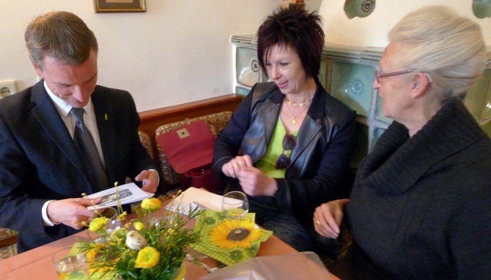 Vizebürgermeister und SeniorInnenreferent Christoph Kaufmann besuchte gemeinsamt mit Referatsleiterin Uschi Klee (Frauen, Familien und SeniorInnen) die SeniorInnenstube Amras. Er bedankte sich im Namen der Stadt Innsbruck beim ehrenamtlichen Team, unter Leitung von Edith Zebisch, für ihre wertvolle Arbeit im Sinne unserer älteren MitbürgerInnen. Im gesamten Stadtgebiet gibt es 47 SeniorInnenstuben, die alle ehrenamtlich betreut werden. In einem oft einsam gewordenen Alltag bringen die Besuche Abwechslung und man trifft sich mit Menschen, die sich in der gleichen oder ähnlichen Lebenssituation befinden. Man gibt aufeinander acht und leistet sich Hilfestellung bei Problemen. Oft sind es die Gespräche und Unterhaltungen, die den Menschen fehlen und in den SeniorInnenstuben erlebt werden können.