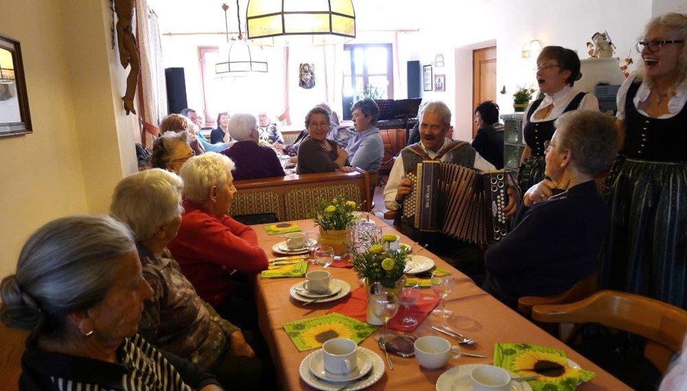 Vizebürgermeister und SeniorInnenreferent Christoph Kaufmann besuchte gemeinsamt mit Referatsleiterin Uschi Klee (Frauen, Familien und SeniorInnen) die SeniorInnenstube Amras.  Er bedankte sich im Namen der Stadt Innsbruck beim ehrenamtlichen Team, unter Leitung von Edith Zebisch, für ihre wertvolle Arbeit im Sinne unserer älteren MitbürgerInnen. Im gesamten Stadtgebiet gibt es 47 SeniorInnenstuben, die alle ehrenamtlich betreut werden. In einem oft einsam gewordenen Alltag bringen die Besuche Abwechslung und man trifft sich mit Menschen, die sich in der gleichen oder ähnlichen Lebenssituation befinden. Man gibt aufeinander acht und leistet sich Hilfestellung bei Problemen. Oft sind es die Gespräche und Unterhaltungen, die den Menschen fehlen und in den SeniorInnenstuben erlebt werden können.