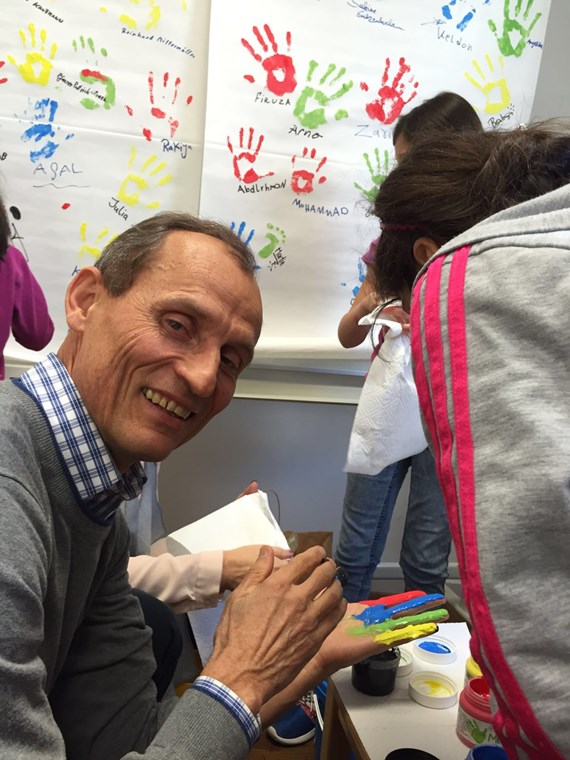 Vizebürgermeister Christoph Kaufmann bei der Eröffnung des Mehrzweckraumes im Flüchtlingsheim Trappschlössl in Amras. Er bedankte sich bei den zahlreichen ehrenamtlichen MitarbeiterInnen und dem Verein "Freundeskreis Flüchtlinge Amras" für ihr Engagement im Sinne der Menschlichkeit. Der neusanierte Raum wird für Deutschkurse, Mutter-Kind Treffen, Spieletreffs usw. verwendet werden.