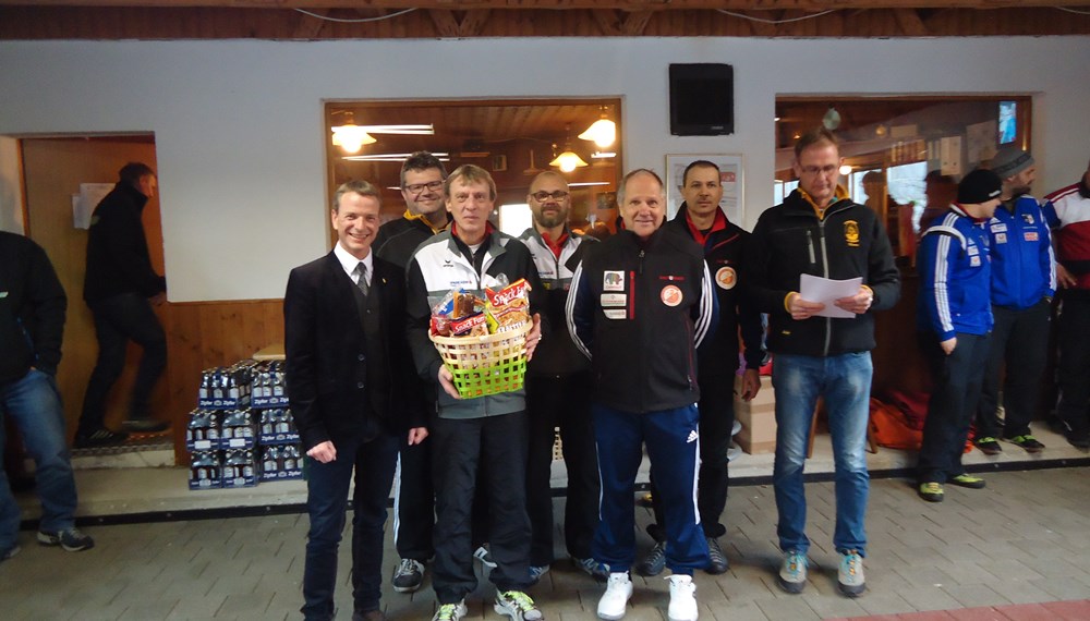 Vizebürgermeister und Sportreferent Christoph Kaufmann bei der Siegerehrung „Stocksport Herrenturnier“ auf der SVO-Stockbahn im Olympischen Dorf. Am Turnier nahmen 21 Mannschaften aus ganz Tirol teil. Ein herzliches Dankeschön an Obmann Andreas Sint und sein Team für das gelungene Turnier.