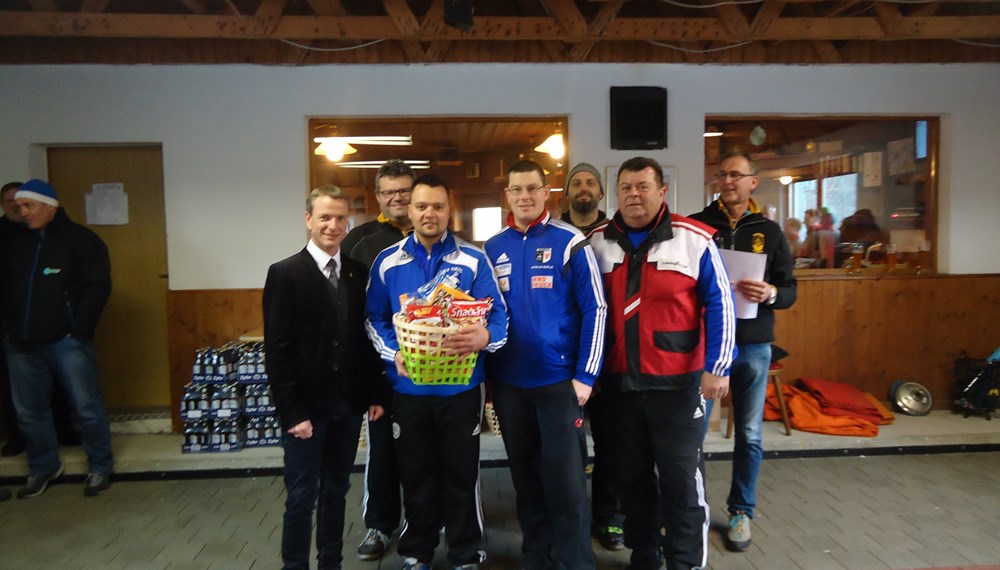 Vizebürgermeister und Sportreferent Christoph Kaufmann bei der Siegerehrung „Stocksport Herrenturnier“ auf der SVO-Stockbahn im Olympischen Dorf. Am Turnier nahmen 21 Mannschaften aus ganz Tirol teil. Ein herzliches Dankeschön an Obmann Andreas Sint und sein Team für das gelungene Turnier.