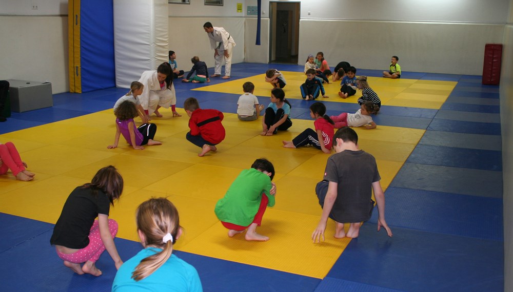 Vizebürgermeister und Jugendreferent Christoph Kaufmann besuchte das Judozentrum Innsbruck im Rahmen des Osterferienzug 2016. Kinder im Alter von 5 - 12 Jahren lernen in einem Schnuppertraining das richtige Fallen und einfache Elemente der Selbstverteidigung durch Judo.