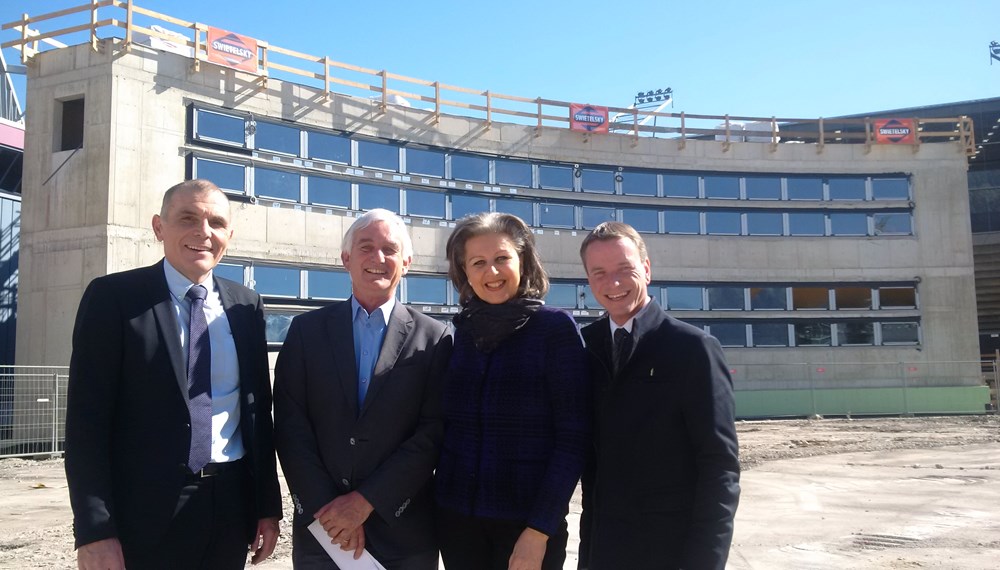 Firstfeier mit Landesrätin Patrizia Zoller-Frischauf, Vizebürgermeister und Sportreferent Christoph Kaufmann sowie OSVI-Geschäftsführer Michael Bielowski für die neuen Krafträume beim Landessportcenter: Gemeinsam mit dem Land Tirol und der Stadt Innsbruck entstehen über 400 m2 neue Trainingsräume für Kraft-, Koordinations- und Leistungstraining. Rund 400 AthletInnen aus verschiedenen Sportarten nutzen diese Krafträume. Davon unter anderem SportlerInnen aus dem Österreichischen Rodelverband, dem Österreichischen Bob- und Skeletonverband, die Teams der Swarco Raiders, die Handball-Mannschaft Hit Medalp Innsbruck, die Volleyball-Damen des VC Tirol, die Herren-Kampfmannschaft des VC Mils und die AthletInnen des Tiroler Eislaufverbands sowie des Österreichischen Skiverbands. Mit dabei aber auch Breiten- und SeniorInnensportvereine wie der Tiroler Wassersportverein und der Schwimmklub Innsbruck, der Freeski-Verein Freistil, aber auch rund 20 SenionInnen. Die Kosten für den Neubau betragen 3.3 Millionen Euro.