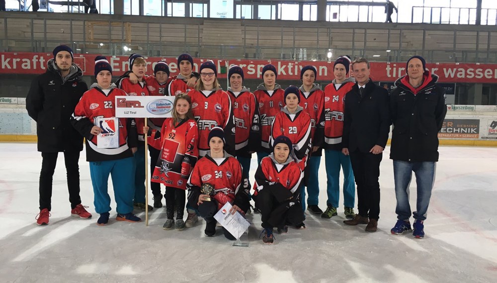 Sportreferent Vizebürgermeister Christoph Kaufmann führte gemeinsam mit dem Präsidenten des Tiroler Eishockeyverbandes Peter Schramm und HCI Vorstandsmitglied Kurt Mitterer die Siegerehrung beim U14 Finalturnier in der Tiroler Wasserkraft Arena durch. Turniersieger wurde der VSV (Villach) vor dem KAC (Klagenfurt).