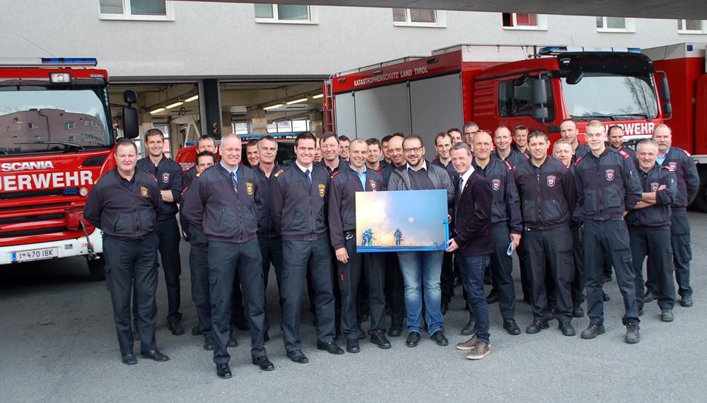 Als Erinnerung an den Großbrand bei der Firma PKE in Wilten Mitte April überbrachten Feuerwehrreferent Vizebürgermeister Christoph Kaufmann und der Fotograf Daniel Liebl (zeitungsfoto.at) ein Erinnerungsfoto für den gelungenen Brandeinsatz der Berufsfeuerwehr Innsbruck sowie der Freiwilligen Feuerwehren Amras, Hötting, Mühlau und Wilten.