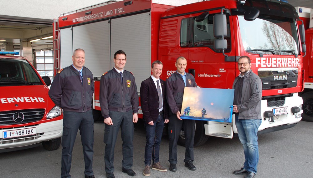 Als Erinnerung an den Großbrand bei der Firma PKE in Wilten Mitte April überbrachten Feuerwehrreferent Vizebürgermeister Christoph Kaufmann und der Fotograf Daniel Liebl (zeitungsfoto.at) ein Erinnerungsfoto für den gelungenen Brandeinsatz der Berufsfeuerwehr Innsbruck sowie der Freiwilligen Feuerwehren Amras, Hötting, Mühlau und Wilten.