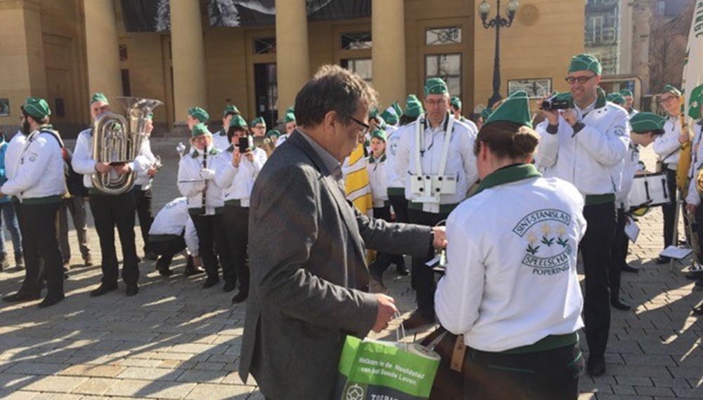 Am Ostermontag trat die Marching-Band Sint-Stanislas-speelschaaar, bestehend aus mehreren Musikschulen aus Flandern, im Rahmen ihrer Österreich-Tournee in Innsbruck auf dem Platz vor dem Landestheater auf. Planungs- und Integrationsstadrat Gerhard Fritz begrüßte die jungen MusikerInnen mit einem Zitat des Dirigenten Sir Roger Norrington aus einer Last Night of the Proms: "Musik bringt uns zusammen, vereint uns." Gerade in diesen Tagen stehe Innsbruck an der Seite der Menschen in Belgien: "Wir lassen uns von den Terroristen nicht unterkriegen. Wir machen weiter: wir singen tanzen, musizieren und leben unter normales Leben in einer friedlichen offenen Gesellschaft." Die Belgischen Gäste freuten sich über einen alpin-urbanen Rucksack mit regionalen Schmankerln und revanchierten sich mit Mitbringseln aus ihrer Heimatstadt für die Bürgermeisterin und mit einem fulminanten Konzert.