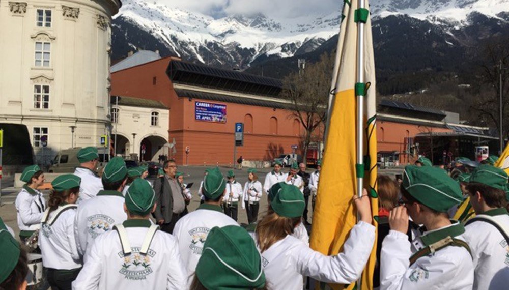 Am Ostermontag trat die Marching-Band Sint-Stanislas-speelschaaar, bestehend aus mehreren Musikschulen aus Flandern, im Rahmen ihrer Österreich-Tournee in Innsbruck auf dem Platz vor dem Landestheater auf. Planungs- und Integrationsstadrat Gerhard Fritz begrüßte die jungen MusikerInnen mit einem Zitat des Dirigenten Sir Roger Norrington aus einer Last Night of the Proms: "Musik bringt uns zusammen, vereint uns." Gerade in diesen Tagen stehe Innsbruck an der Seite der Menschen in Belgien: "Wir lassen uns von den Terroristen nicht unterkriegen. Wir machen weiter: wir singen tanzen, musizieren und leben unter normales Leben in einer friedlichen offenen Gesellschaft." Die Belgischen Gäste freuten sich über einen alpin-urbanen Rucksack mit regionalen Schmankerln und revanchierten sich mit Mitbringseln aus ihrer Heimatstadt für die Bürgermeisterin und mit einem fulminanten Konzert.