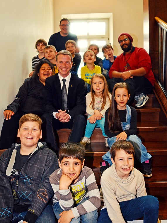 Die Kinder des Schülerhorts Hötting-West erkundeten Ende März das Rathaus. Nach einer Führung erzählte ihnen Vizebürgermeister Christoph Kaufmann (Bildmitte) von der täglichen Arbeit von PolitikerInnen. Die SchülerInnen wurden von zwei Betreuern begleitet.