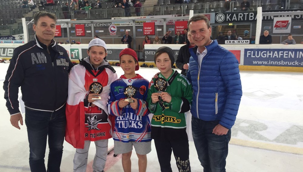 Vizebürgermeister und Sportreferent Christoph Kaufmann gratulierte bei der Medaillenübergabe des internationalen U12-Eishockeyturniers in der Tiroler Wasserkraft Arena den jungen Eishockeytalenten. Veranstaltet wurde das Turnier vom HCI.