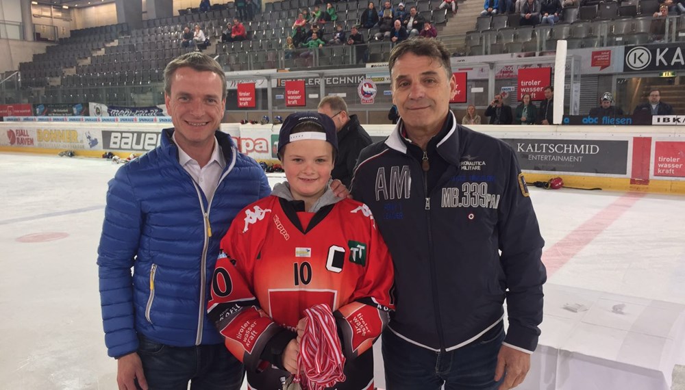 Vizebürgermeister und Sportreferent Christoph Kaufmann gratulierte bei der Medaillenübergabe des internationalen U12-Eishockeyturniers in der Tiroler Wasserkraft Arena den jungen Eishockeytalenten. Veranstaltet wurde das Turnier vom HCI.