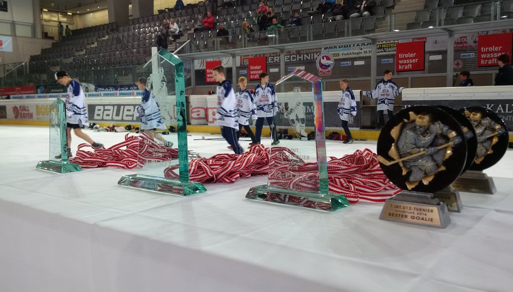 Vizebürgermeister und Sportreferent Christoph Kaufmann gratulierte bei der Medaillenübergabe des internationalen U12-Eishockeyturniers in der Tiroler Wasserkraft Arena den jungen Eishockeytalenten. Veranstaltet wurde das Turnier vom HCI.