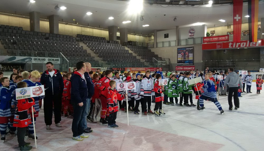 Vizebürgermeister und Sportreferent Christoph Kaufmann gratulierte bei der Medaillenübergabe des internationalen U12-Eishockeyturniers in der Tiroler Wasserkraft Arena den jungen Eishockeytalenten. Veranstaltet wurde das Turnier vom HCI.