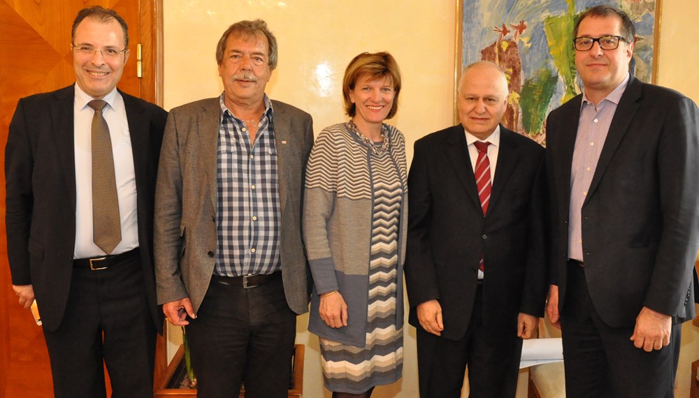 Kürzlich empfing Bürgermeisterin Christine Oppitz-Plörer türkischen Besuch in ihrem Büro: Hasan Gögüs, Botschafter der Türkei (2.v.r.), und Generalkonsul Gürsel Evren (l.) kamen, um sich mit dem Innsbrucker Stadtoberhaupt sowie mit den beiden Stadträten Gerhard Fritz (2.v.l.) und Franz X. Gruber (r.) zu unterhalten. Als Gastgeschenk bekam Bürgermeisterin Oppitz-Plörer türkische Süßigkeiten überreicht. Im Gegenzug verschenkte sie ein "Innsbruck"-Buch.