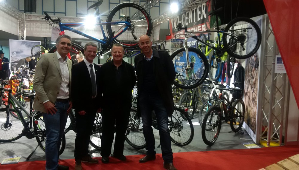 Feierliche Eröffnung der VELO Tirol - die größte Fahradfachmesse Westösterreichs - gemeinsam mit Vizebürgermeister und Sportreferent Christoph Kaufmann, dem Präsidenten des Tiroler Radsportverbandes Harald Baumann, Alp-Events Geschäftsführer Dr. Georg Hetzenauer und TT Marketingleiter Norbert Adlassnigg.