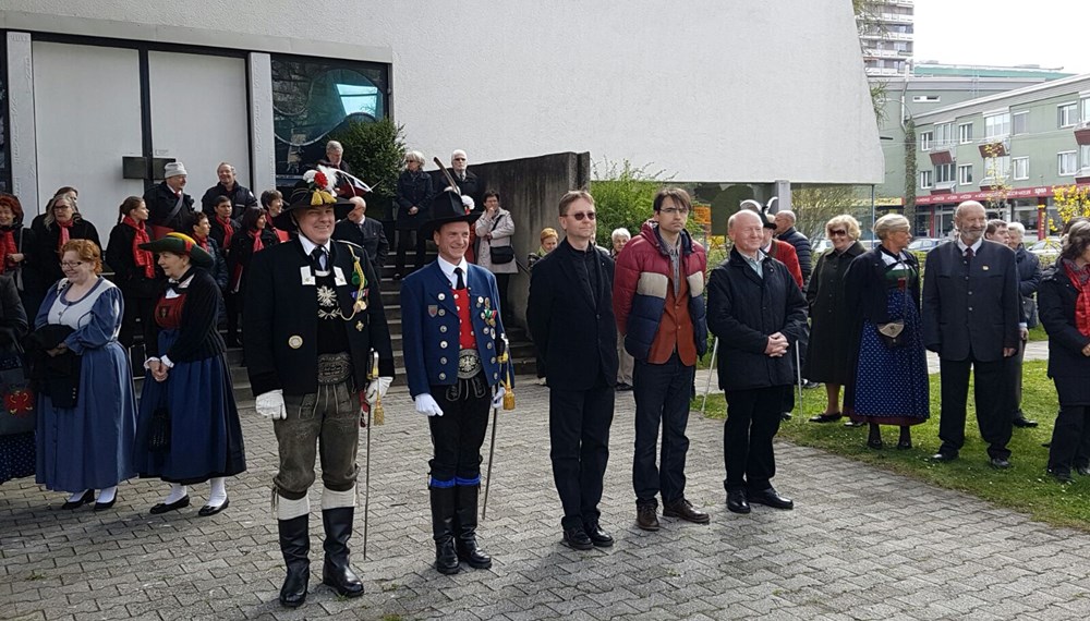 Vizebürgermeister Christoph Kaufmann bei der Fahnenweihe der Speckbacher Schützenkompanie Alter Schießstand. Als Fahnenpatinnen fungierten Christa Dag und Brigitte Kaufmann. Die Schützenfahne aus dem Jahr 1970 musste grundlegend saniert werden. Gemeinsam mit Abordnungen der Schützenkompanie Bozen, Schützenkompanie Rovereto, der Bataillonsstandarte und Abordnungen der Vereine aus dem Stadtteil Olympisches Dorf/Neu Arzl wurde die Fahne im Rahmen eines Gottesdienst neu geweiht. Kaufmann dankt allen Formationen für diese tolle Ausrückung.