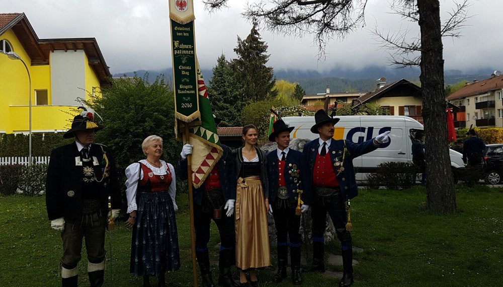 Vizebürgermeister Christoph Kaufmann bei der Fahnenweihe der Speckbacher Schützenkompanie Alter Schießstand. Als Fahnenpatinnen fungierten Christa Dag und Brigitte Kaufmann. Die Schützenfahne aus dem Jahr 1970 musste grundlegend saniert werden. Gemeinsam mit Abordnungen der Schützenkompanie Bozen, Schützenkompanie Rovereto, der Bataillonsstandarte und Abordnungen der Vereine aus dem Stadtteil Olympisches Dorf/Neu Arzl wurde die Fahne im Rahmen eines Gottesdienst neu geweiht. Kaufmann dankt allen Formationen für diese tolle Ausrückung.