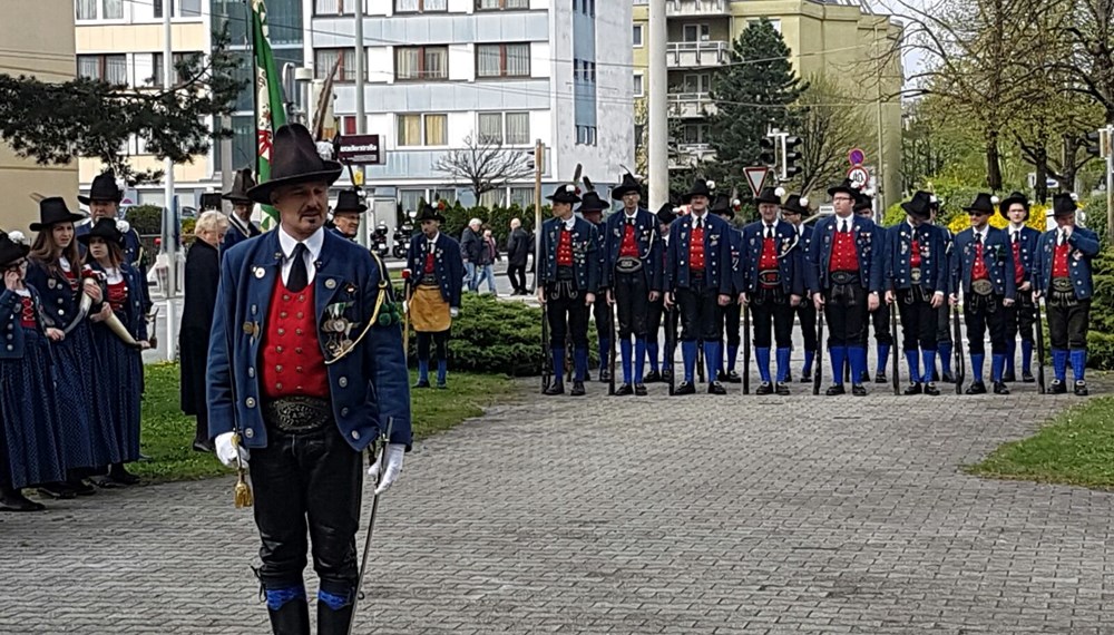 Vizebürgermeister Christoph Kaufmann bei der Fahnenweihe der Speckbacher Schützenkompanie Alter Schießstand. Als Fahnenpatinnen fungierten Christa Dag und Brigitte Kaufmann. Die Schützenfahne aus dem Jahr 1970 musste grundlegend saniert werden. Gemeinsam mit Abordnungen der Schützenkompanie Bozen, Schützenkompanie Rovereto, der Bataillonsstandarte und Abordnungen der Vereine aus dem Stadtteil Olympisches Dorf/Neu Arzl wurde die Fahne im Rahmen eines Gottesdienst neu geweiht. Kaufmann dankt allen Formationen für diese tolle Ausrückung.