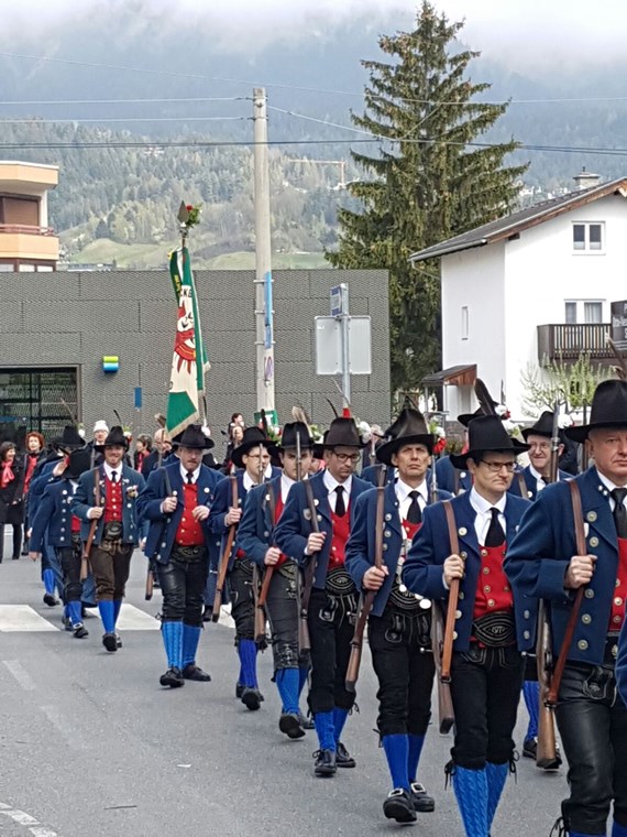 Vizebürgermeister Christoph Kaufmann bei der Fahnenweihe der Speckbacher Schützenkompanie Alter Schießstand. Als Fahnenpatinnen fungierten Christa Dag und Brigitte Kaufmann. Die Schützenfahne aus dem Jahr 1970 musste grundlegend saniert werden. Gemeinsam mit Abordnungen der Schützenkompanie Bozen, Schützenkompanie Rovereto, der Bataillonsstandarte und Abordnungen der Vereine aus dem Stadtteil Olympisches Dorf/Neu Arzl wurde die Fahne im Rahmen eines Gottesdienst neu geweiht. Kaufmann dankt allen Formationen für diese tolle Ausrückung.