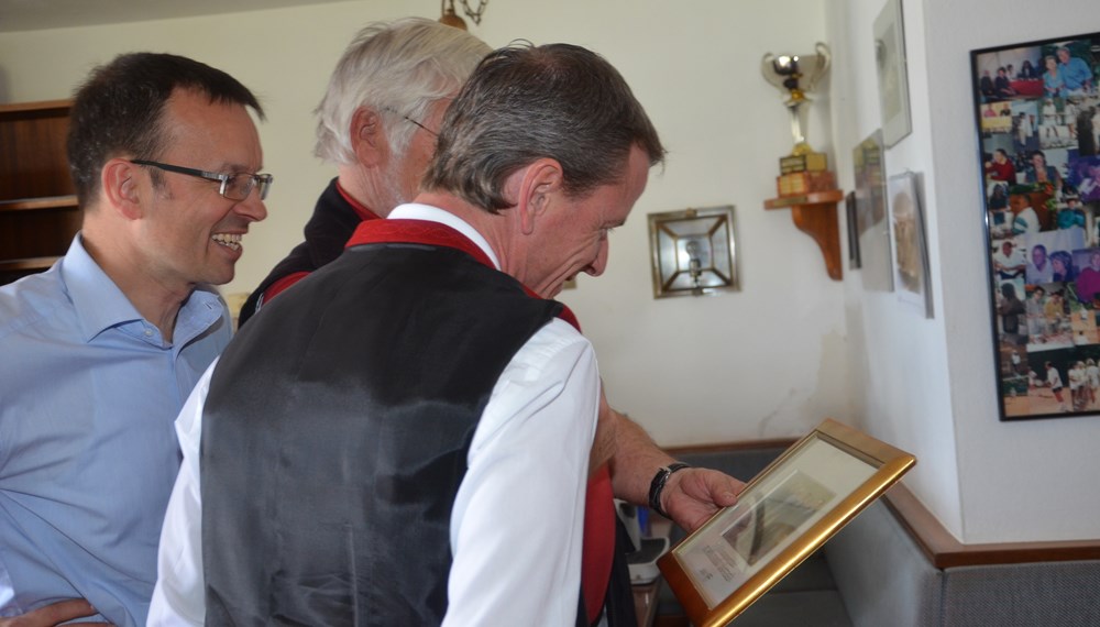 Vizebürgermeister Christoph Kaufmann (3.v.l.) und Sportamtsvorstand Romuald Niescher (l.) machten sich am 13. April ein Bild von den Bauarbeiten der neuen Tennisanlage Hungerburg. TC-Obmann Reinhold Sigl (r.) und sein Vorgänger Sepp Trojer zeigten den beiden die Baustelle sowie das Vereinshaus. Künftig spielen die Mitglieder des TC Hungerburg dort auf einem so genannten "Red Court"-Belag und nicht mehr auf Sand. Für die Finanzierung der Sanierung des mehr als 2.500 Quadratmeter großen Platzes subventionierten Stadt und Land den Verein. Außerdem werden noch "m²-Paten" gesucht. Details dazu gibt es auf der Homepage des TC Hungerburg. Im Juni feiert der Verein dann sein 40-jähriges Bestehen.