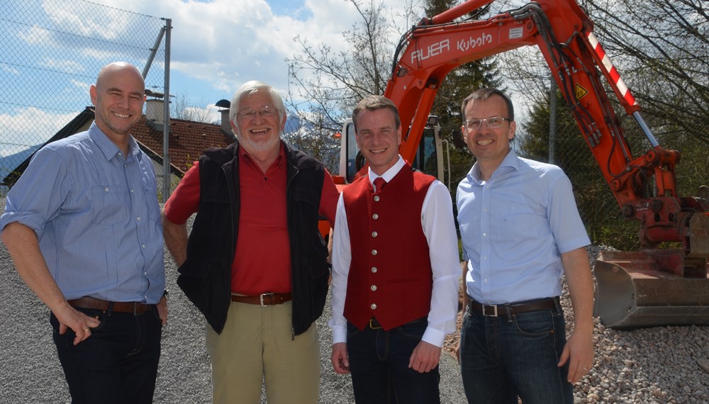 Vizebürgermeister Christoph Kaufmann (3.v.l.) und Sportamtsvorstand Romuald Niescher (l.) machten sich am 13. April ein Bild von den Bauarbeiten der neuen Tennisanlage Hungerburg. TC-Obmann Reinhold Sigl (r.) und sein Vorgänger Sepp Trojer zeigten den beiden die Baustelle sowie das Vereinshaus. Künftig spielen die Mitglieder des TC Hungerburg dort auf einem so genannten "Red Court"-Belag und nicht mehr auf Sand. Für die Finanzierung der Sanierung des mehr als 2.500 Quadratmeter großen Platzes subventionierten Stadt und Land den Verein. Außerdem werden noch "m²-Paten" gesucht. Details dazu gibt es auf der Homepage des TC Hungerburg. Im Juni feiert der Verein dann sein 40-jähriges Bestehen.