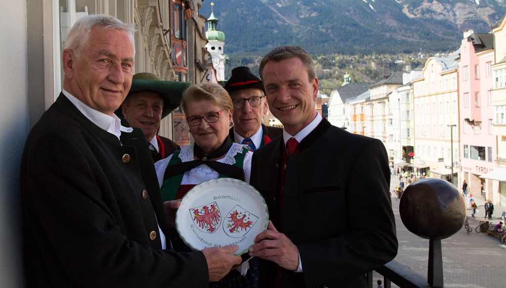 Beim traditionellen Antrittsbesuch bei Vizebürgermeister Christoph Kaufmann (r.) anlässlich des 70-Jahr-Jubiläums des Verbandes der Südtiroler in Tirol (v.l.): Präsident Helmuth Angermann (Gesamtverband der Südtiroler in Österreich), Obfrau-Stv. Mario Moser (Zweigverband Innsbruck Stadt und Land), Obfrau Heidi Thomann (Zweigverband Innsbruck Stadt und Land), Obmann Gerhard Thomann (Landesverband Tirol)
Der Gesamtverband der Südtiroler (GVS) mit Sitz in Innsbruck wurde am 6. Oktober 1946 gegründet und hat derzeit ca. 3700 Mitglieder in 7 Landesverbänden (Oberösterreich, Osttirol, Salzburg, Steiermark, Tirol, Vorarlberg und Wien) und 20 Zweigvereinen (Linz, Steyr, Wels, Bischofshofen, Hallein, Salzburg-Stadt, Graz, Leoben-Bruck, Innsbruck-Stadt, Kirchberg, Kitzbühel, Kufstein, Landeck-Zams, Reutte, Schwaz, St. Johann, Wörgl, Bregenz, Dornbirn, Feldkirch-Bludenz).
Der Verband ist laut Statuten als gemeinnütziger Verein für die Betreuung der Mitglieder und Südtiroler Landsleute in den österreichischen Bundesländern insbesondere für ehemalige Umsiedler der Jahre 1939 bis 1944 zuständig. Seit 1990 ist der GVS auch Mitglied der Arbeitsstelle für Südtiroler Heimatferne im KVW-Patronat Bozen und seither werden auch die sogenannten Südtiroler Heimatfernen mit dem Vereinsnamen „Südtiroler in der Welt“ in unsere Betreuung miteinbezogen. Das sind derzeit zusätzlich ca. 3400 Personen, die größtenteils in den 60-er Jahren Südtirol aufgrund wirtschaftlicher Probleme verlassen mußten und hier eine neue Heimat fanden. Es gibt aber auch Südtiroler Landsleute, die nur vorübergehend entweder zum Studium oder zur beruflichen Weiterbildung nach Österreich kommen und sich Hilfestellungen unsererseits erwarten dürfen.