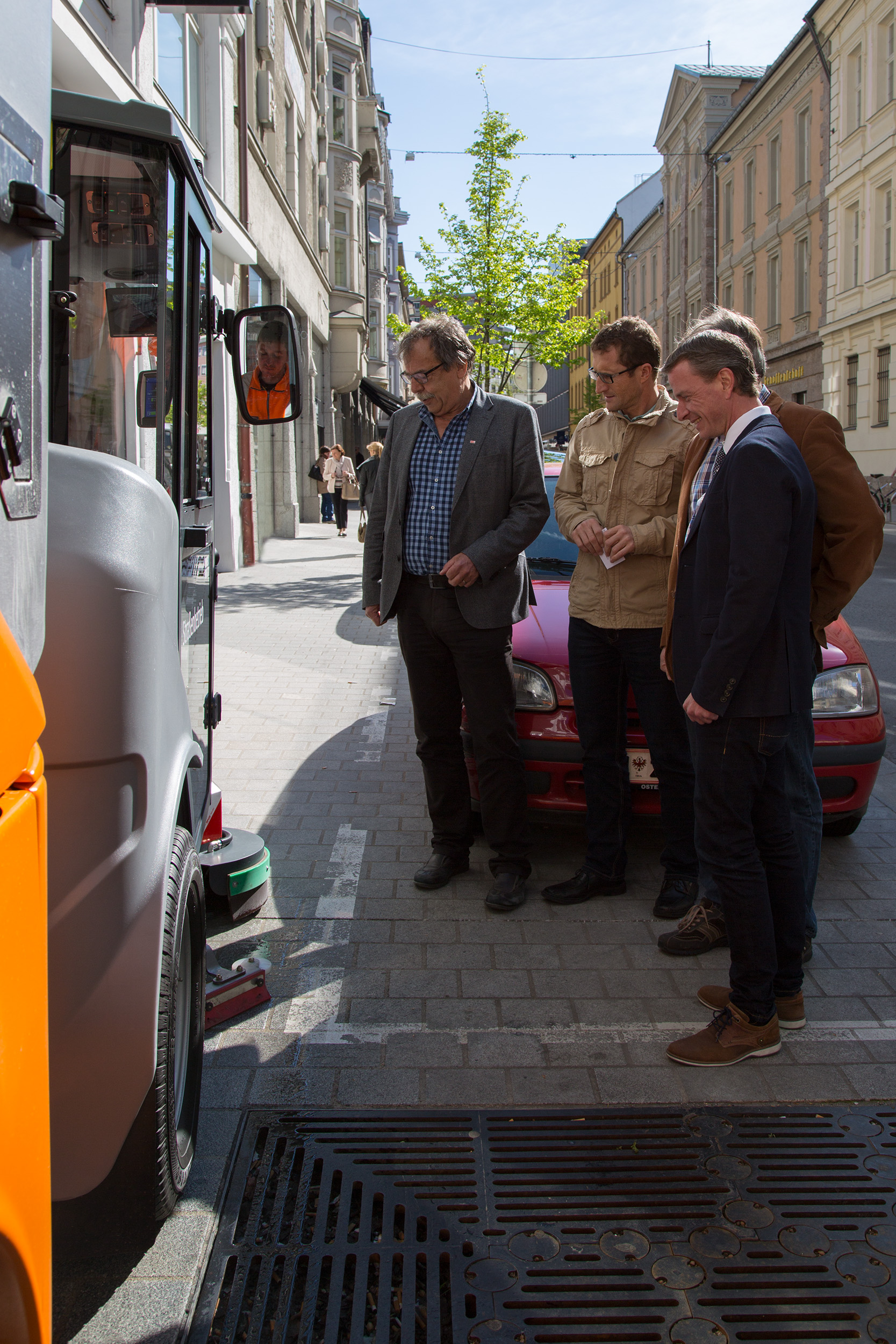Stadtrat Gerhard Fritz, Amtsleiter Thomas Klingler (Grünanlagen), Amtsleiter Josef Mühlmann (Straßenbetrieb) und Vizebürgermeister Christoph Kaufmann begutachten die neue Kehrmaschine, die für die Gehsteigreinigung besonderen Einsatz findet.