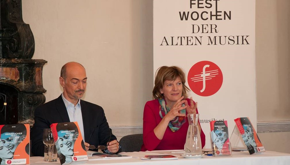 Bei der Pressekonferenz zur Programmpräsentation der Festwochen der Alten Wochen (v.r.): Dirigent Howard Arman, Opern-Produktionsleiter Dieter Senft, Bürgermeisterin Christine Oppitz-Plörer, Intendant Alessandro De Marchi, Landesrätin Beate Palfrader, Ferrarischule-Direktor Manfred Jordan, Bariton Georg Nigl, Kontrabassist Walter Rumer