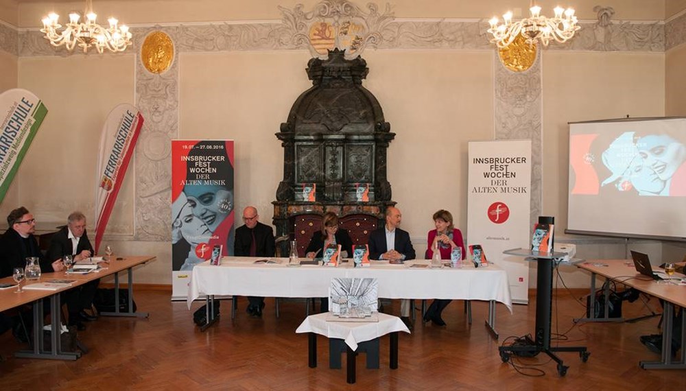 Bei der Pressekonferenz zur Programmpräsentation der Festwochen der Alten Wochen (v.r.): Dirigent Howard Arman, Opern-Produktionsleiter Dieter Senft, Bürgermeisterin Christine Oppitz-Plörer, Intendant Alessandro De Marchi, Landesrätin Beate Palfrader, Ferrarischule-Direktor Manfred Jordan, Bariton Georg Nigl, Kontrabassist Walter Rumer