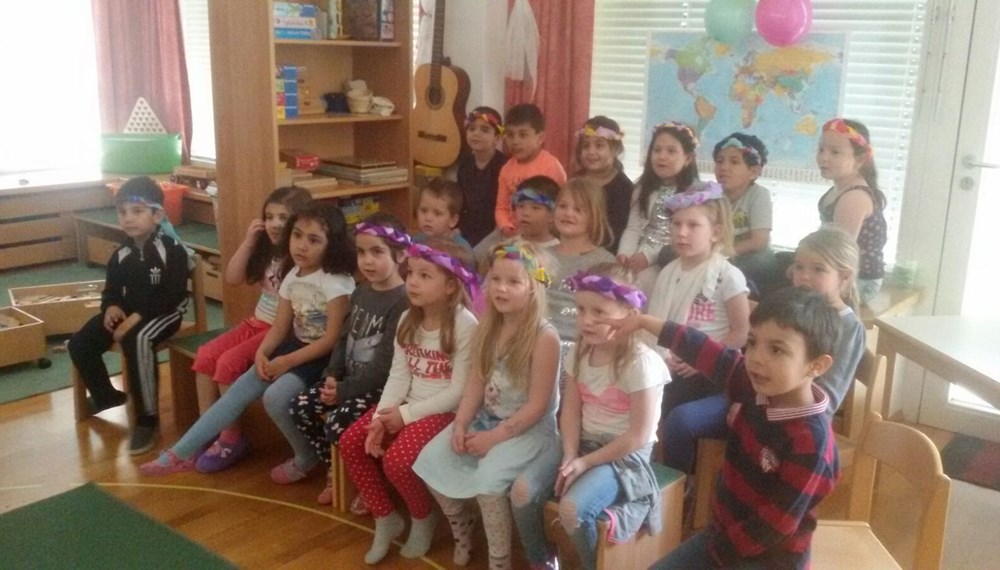 Feste feiern, ist ein wesentlicher Bestandteil unserer Gesellschaft und nimmt im sozialen Zusammenleben einen festen Platz ein - gemeinsames Feiern verbindet.
Die Feste und gelebtes Brauchtum anderer Kulturkreise sollen in den Alltag integriert werden, um die Vielfalt der Innsbrucker Gesellschaft kennenzulernen. Bereits zum wiederholten Mal wird „Cocuk Bayrami“ gefeiert. Das „Kinderfest“ ist im gregorianischen Kalender am 23. April fest verankert.
Die Kinder werden mit einbezogen, die Dekoration zu gestalten, den Festtagstisch zu decken und den Festablauf zu bestimmen. Die Eltern bringen traditionelle Speisen und kleine süße Geschenke. Mit Musik, Spiel und Spaß wird es jedes Jahr der 23. April ein besonderer Tag – speziell den Kindern gewidmet.