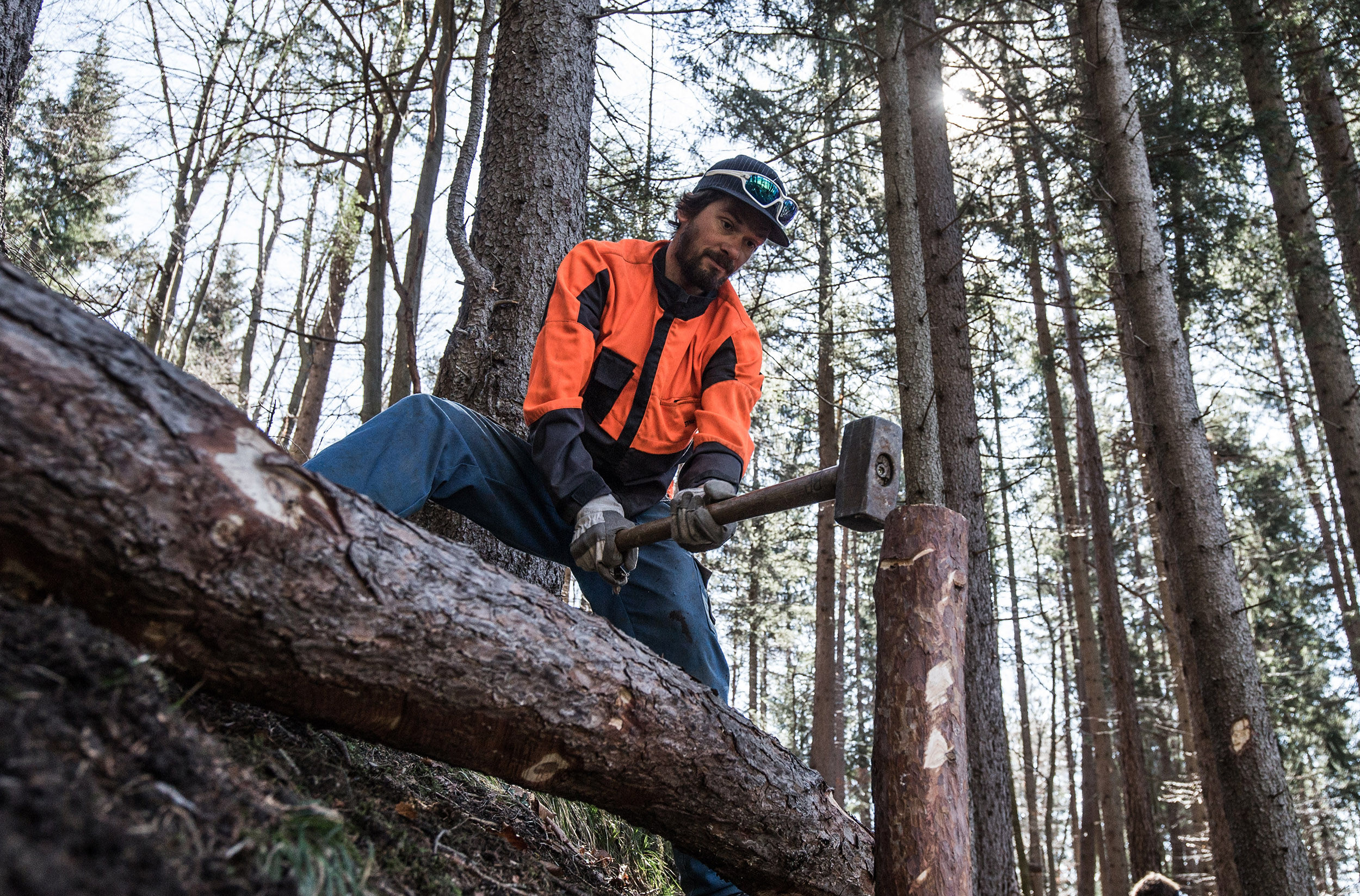 Bauleiter Benni Purner beim Befestigen eines Pfahls zur Sicherung der Bodenbegrenzung