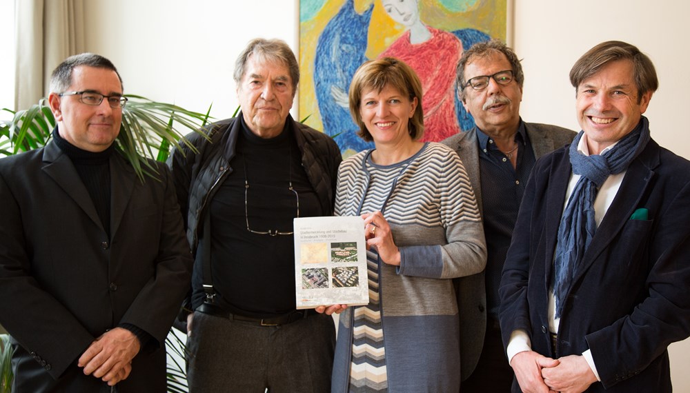 Autor Arnold Klotz (2.v.l.) überreichte Bürgermeisterin Christine Oppitz-Plörer und Planungsstadtrat Gerhard Fritz (2.v.r.) die druckfrische Ausgabe seiner Publikation "Stadtentwicklung und Städtebau in Innsbruck 1938-2015". Im Rahmen eines Pressegesprächs am 11. Mai im aut. wird das Buch der Öffentlichkeit präsentiert.