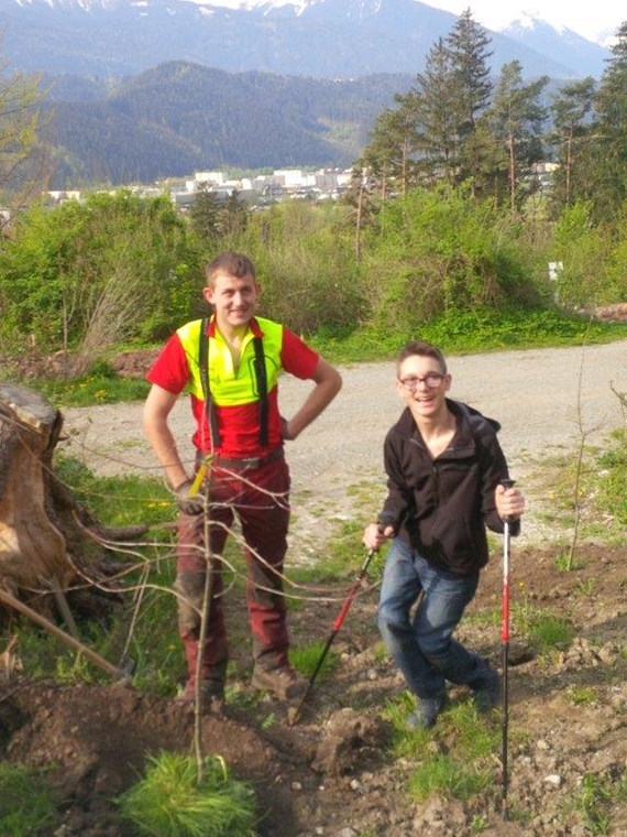 Am 22. April haben die Lehrlinge im Stadtmagistrat Innsbruck, von der Bürokauffrau bis zum Landmaschinenmechaniker im Bereich Kranebitten mit großem Eifer und Spaß an der Sache einen Waldgürtel aufgeforstet. dieser Waldgürtel bildet zukünftig eine Grünstreifen zwischen den neuen Siedlungsbereichen im Westen von Kranebitten und dem neuen Spielplatz, dessen Bau in Kürze beginnen wird. Dafür wurden von den Mädchen und Buben ca. 300 Straücher, welche auch in der Natur um Innsbruck vorkommen, verpflanzt. Damit haben die Lehrlinge einen aktiven Beitrag zur Erhaltung und Verbesserung der Wohnqualität in Kranebitten, der Erholungswirkung des Waldes rund um Innsbruck sowie zur Verbesserung des Lebensraumes für Vögel und andere Bewohner von Waldrandbereichen geleistet.
Das Amt für Land- und Forstwirtschaft, welches zusammen mit mit der Lehrlingsbeauftragten Monika Erharter diese Aktion für unseren Lehrlinge organisiert hat, zeigt sich über den Einsatzwillen und das Engagement der Jugendlichen beeidruckt und bedankt sich für die gute Arbeit. Das Amt für Personalwesen hat seinen Beitrag in Form einer wohlverdienten Stärkung Ihrer jüngsten Mitarbeiter geleistet, wofür sich die jungen Waldarbeiter herzlich bedanken.