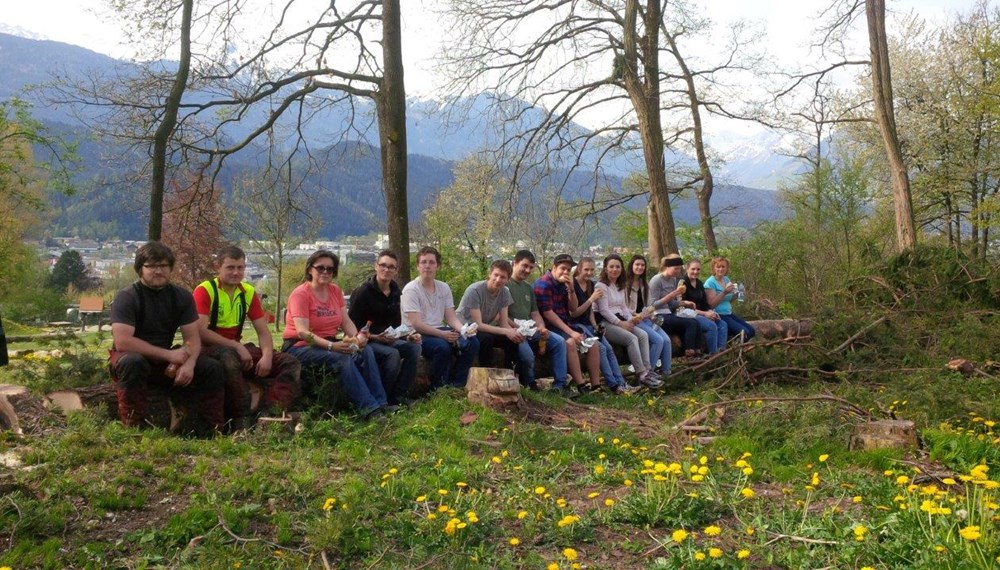 Am 22. April haben die Lehrlinge im Stadtmagistrat Innsbruck, von der Bürokauffrau bis zum Landmaschinenmechaniker im Bereich Kranebitten mit großem Eifer und Spaß an der Sache einen Waldgürtel aufgeforstet. dieser Waldgürtel bildet zukünftig eine Grünstreifen zwischen den neuen Siedlungsbereichen im Westen von Kranebitten und dem neuen Spielplatz, dessen Bau in Kürze beginnen wird. Dafür wurden von den Mädchen und Buben ca. 300 Straücher, welche auch in der Natur um Innsbruck vorkommen, verpflanzt. Damit haben die Lehrlinge einen aktiven Beitrag zur Erhaltung und Verbesserung der Wohnqualität in Kranebitten, der Erholungswirkung des Waldes rund um Innsbruck sowie zur Verbesserung des Lebensraumes für Vögel und andere Bewohner von Waldrandbereichen geleistet.
Das Amt für Land- und Forstwirtschaft, welches zusammen mit mit der Lehrlingsbeauftragten Monika Erharter diese Aktion für unseren Lehrlinge organisiert hat, zeigt sich über den Einsatzwillen und das Engagement der Jugendlichen beeidruckt und bedankt sich für die gute Arbeit. Das Amt für Personalwesen hat seinen Beitrag in Form einer wohlverdienten Stärkung Ihrer jüngsten Mitarbeiter geleistet, wofür sich die jungen Waldarbeiter herzlich bedanken.