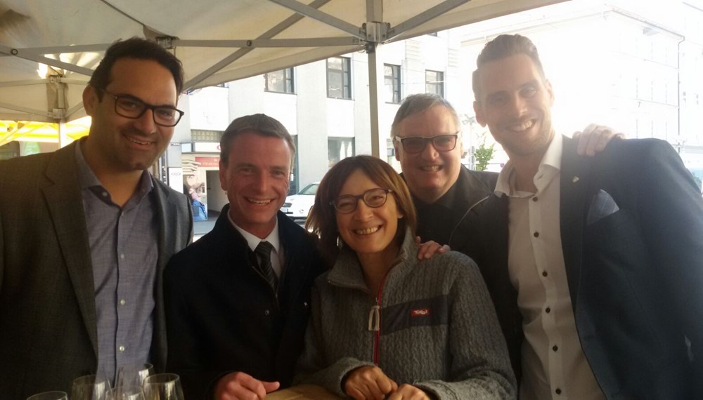 Vizebürgermeister Christoph Kaufmann (2.v.l.) traf sich mit dem Thaurer Bürgermeister Christoph Walser, WK-Bezirksobmann Dr. Karl Ischia, WK-Bezirksstellenleiter Mag. Matthias Pöschl (v.l.) bei Obst-Gemüse Niederwieser mit Patricia Niederwieser (M.) zur Spargelverköstigung.