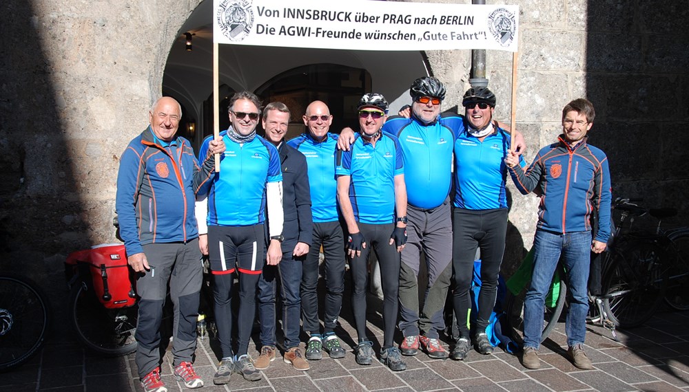 Die Fahrradgruppe des Vereins „Alpine Gesellschaft Wettersteiner“ fährt von Innsbruck über Prag nach Berlin.
Vizebürgermeister und Sportreferent Christoph Kaufmann (3.v.l.) verabschiedete die Radfahrer am Freitag und wünschte eine gute und sichere Fahrt.