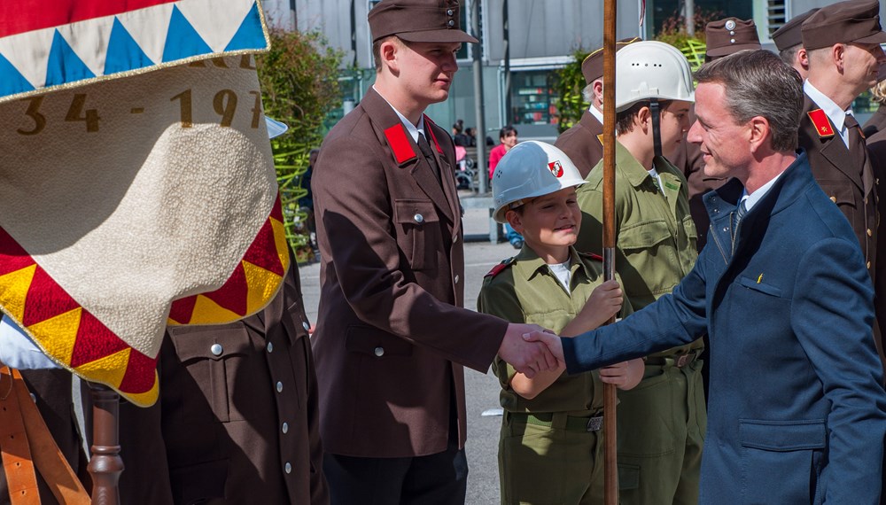 Vizebürgermeister und Feuerwehrreferent Christoph Kaufmann war bei der Florianifeier der Freiwilligen Feuerwehr Neu Arzl am Sonntag dabei. Im Rahmen der Messe wurde das neue Mannschaftstransportfahrzeug geweiht. Kaufmann bedankte sich bei allen FeuerwehrkameradInnen, die sich 365 Tage im Jahr und 24 Stunden am Tag für die Sicherheit der Innsbrucker Bevölkerung bereithalten.