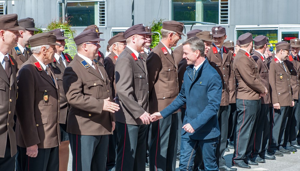 Vizebürgermeister und Feuerwehrreferent Christoph Kaufmann war bei der Florianifeier der Freiwilligen Feuerwehr Neu Arzl am Sonntag dabei. Im Rahmen der Messe wurde das neue Mannschaftstransportfahrzeug geweiht. Kaufmann bedankte sich bei allen FeuerwehrkameradInnen, die sich 365 Tage im Jahr und 24 Stunden am Tag für die Sicherheit der Innsbrucker Bevölkerung bereithalten.