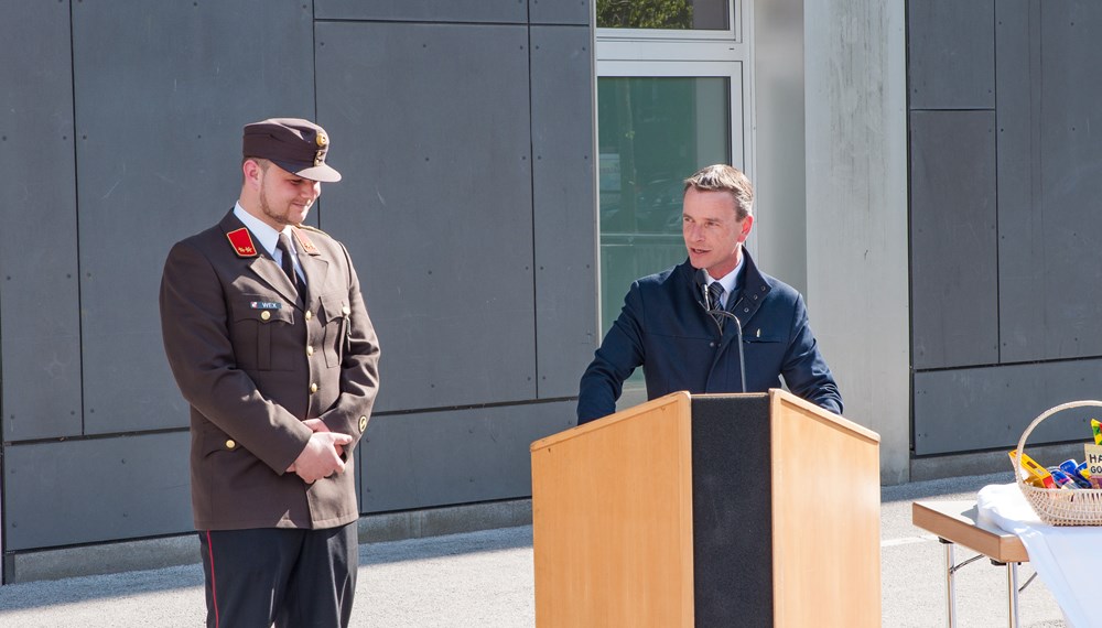 Vizebürgermeister und Feuerwehrreferent Christoph Kaufmann war bei der Florianifeier der Freiwilligen Feuerwehr Neu Arzl am Sonntag dabei. Im Rahmen der Messe wurde das neue Mannschaftstransportfahrzeug geweiht. Kaufmann bedankte sich bei allen FeuerwehrkameradInnen, die sich 365 Tage im Jahr und 24 Stunden am Tag für die Sicherheit der Innsbrucker Bevölkerung bereithalten.