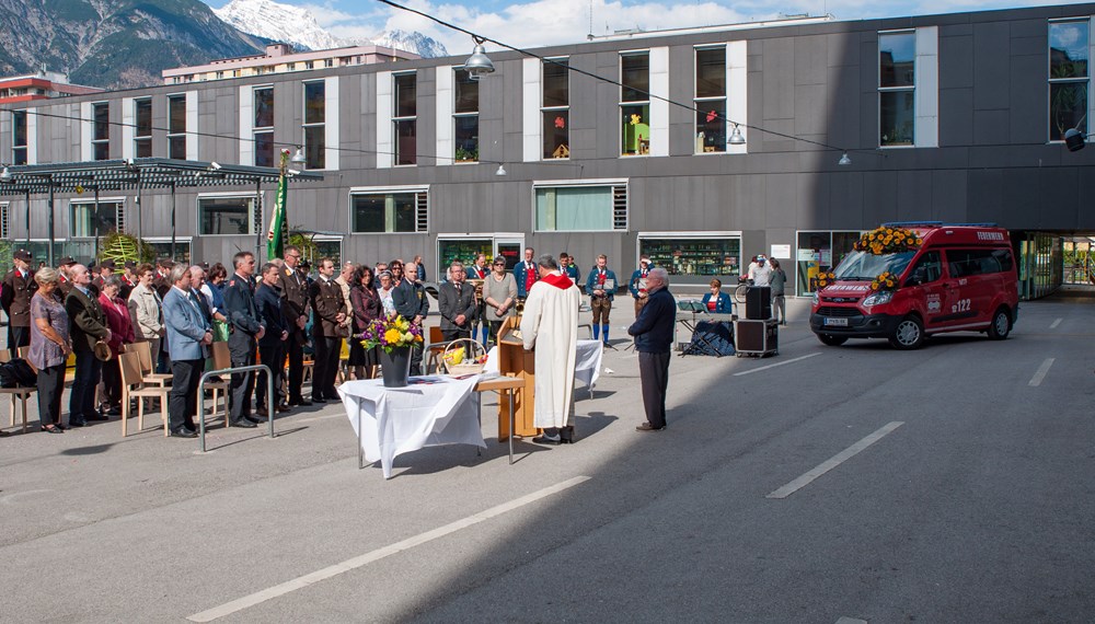 Vizebürgermeister und Feuerwehrreferent Christoph Kaufmann war bei der Florianifeier der Freiwilligen Feuerwehr Neu Arzl am Sonntag dabei. Im Rahmen der Messe wurde das neue Mannschaftstransportfahrzeug geweiht. Kaufmann bedankte sich bei allen FeuerwehrkameradInnen, die sich 365 Tage im Jahr und 24 Stunden am Tag für die Sicherheit der Innsbrucker Bevölkerung bereithalten.